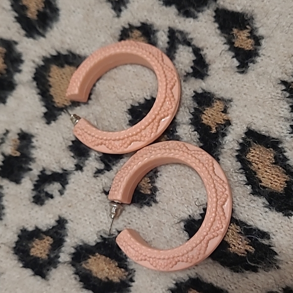 Pink textured hoop Earings - Picture 2 of 4